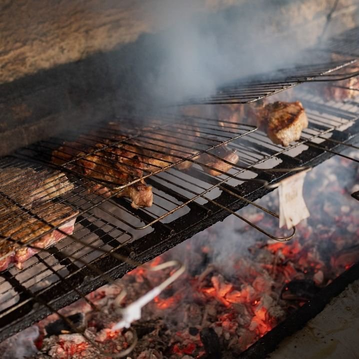Οι σχάρες στην Argentina μοαίνουν πολύ ψηλά από τα κάρβουνα για αργό ψήσιμο / Φωτογραφία: argentina_restaurant/Instagram