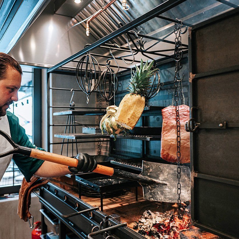 O Γιάννης Μπασταλής ψήνει το κρέας αργά για 5 ώρες κρεμασμένο σε οριζόντιες σχάρες πάνω από τα ξυλοκάρβουνα / Φωτογραφία: beastalis/Instagram