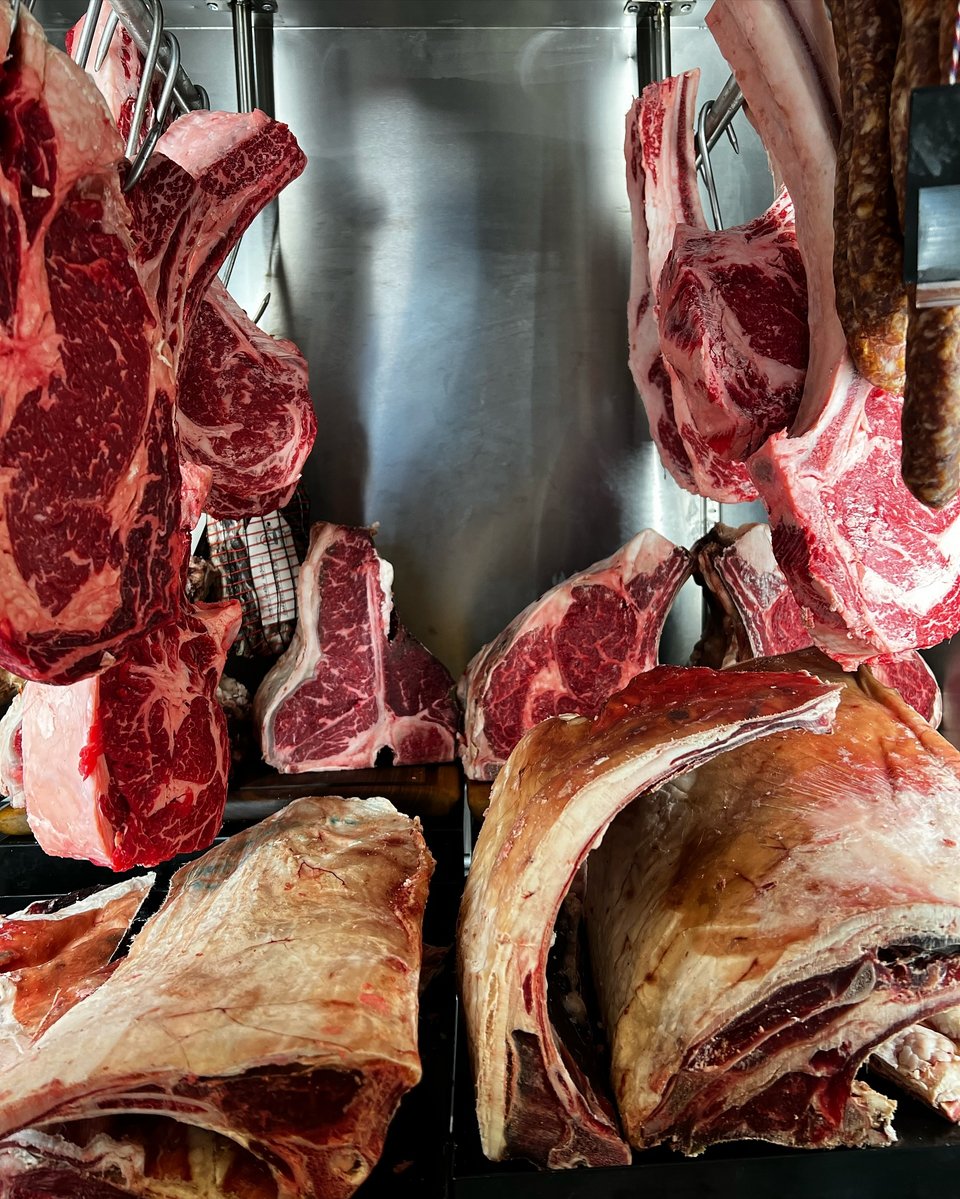 Tα κρέατα καπνίζονται από τρία είδη ξύλου για ώρες στο Beastalis / Φωτογραφία: beastalis/Instagram 