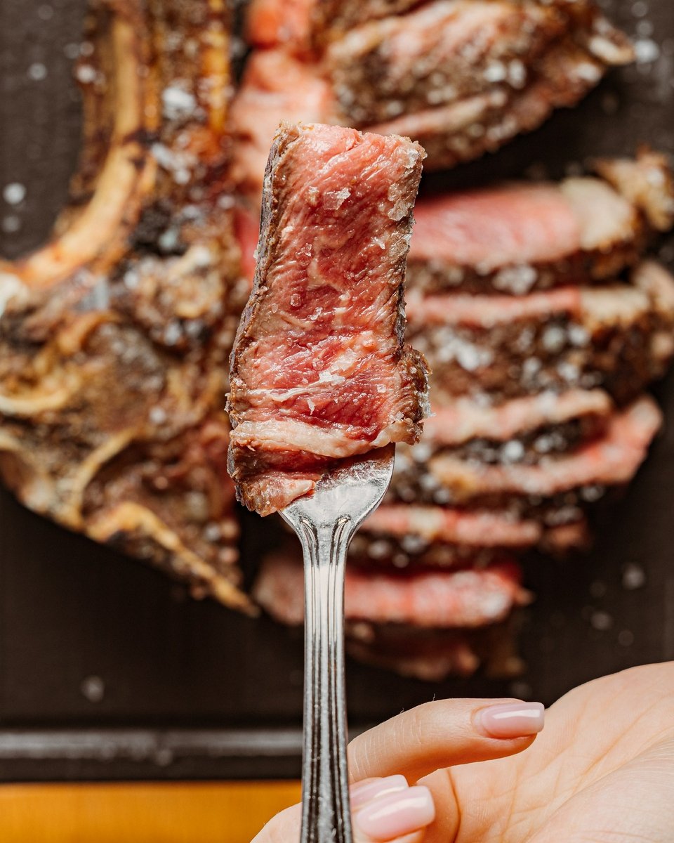 To ζουμερό και τρυφερό κρέας του Spanish Black Angus Côte de Boeuf / Φωτογραφία: brutustavern/Instagram