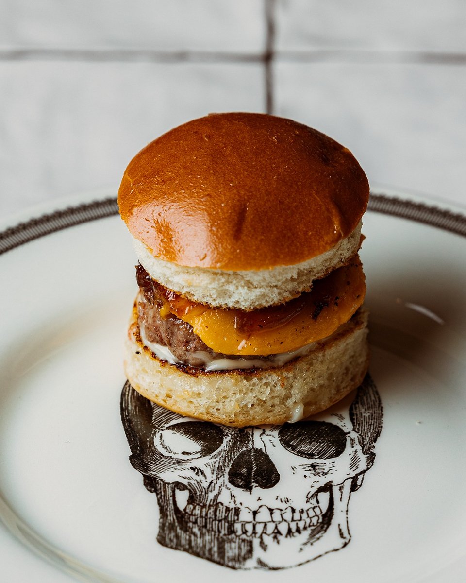Το δημοφιλές mini burger του Brutus Tavern είναι δύο υπέροχες, κολασμένες μπουκιές / Φωτογραφία: brutustavern/Instagram