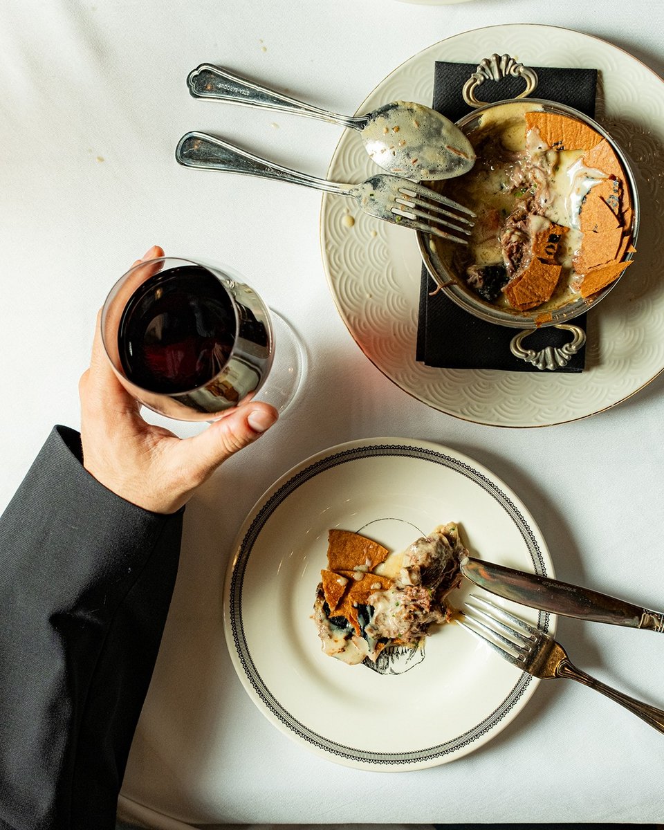 Στην gourmet γαλλική εκδοχή της Πίτας του Βοσκού, στο Brurus Tavern, υπάρχει μοσχαρίσια ουρά, μπεσαμέλ, μανιτάρια και γαλλικό τυρί Comté / Φωτογραφία: brutustavern/Instagram