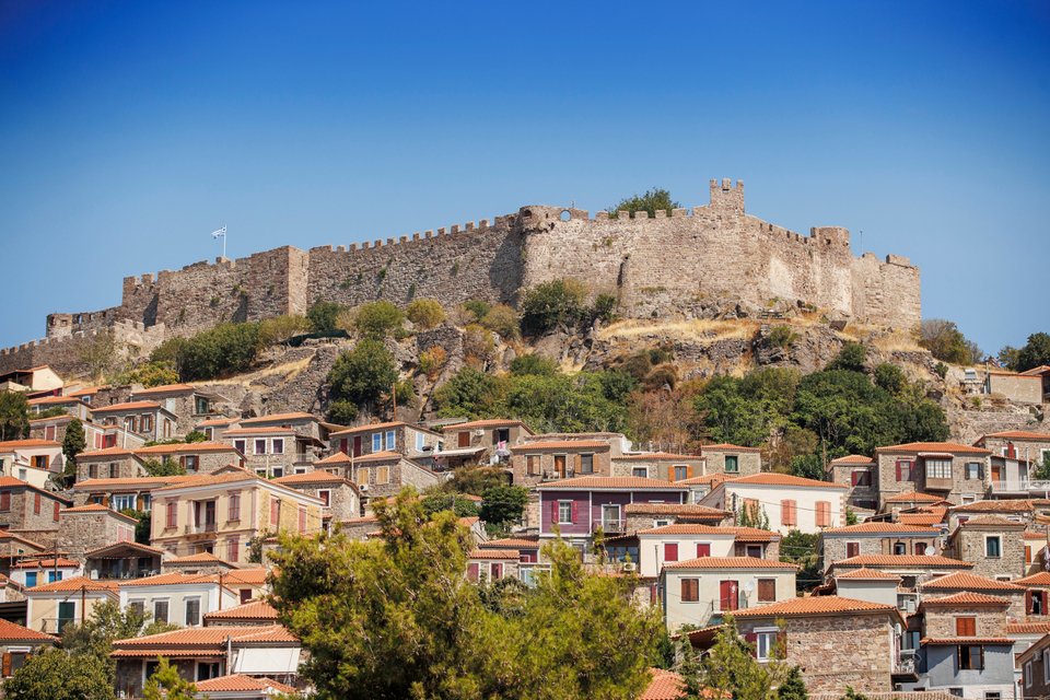 Θέα της πόλης Μόλυβος (Μήθυμνα) με το παλιό κάστρο πάνω