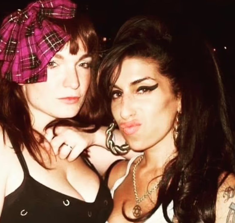 Η Catriona Gourley και η Amy Winehouse