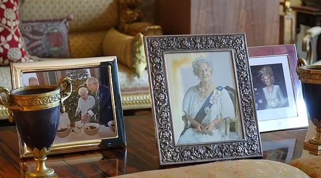Οι φωτογραφίες του βασιλιά Καρόλου /Φωτογραφία: X