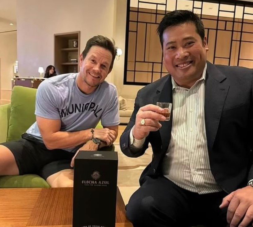 Ο βασιλικός «κληρονόμος» - που απεικονίζεται εδώ με τον ηθοποιό Μαρκ Γουόλμπεργκ - είναι πιθανό να στερηθεί τον θρόνο αφού παραβίασε κάποιους νόμους /