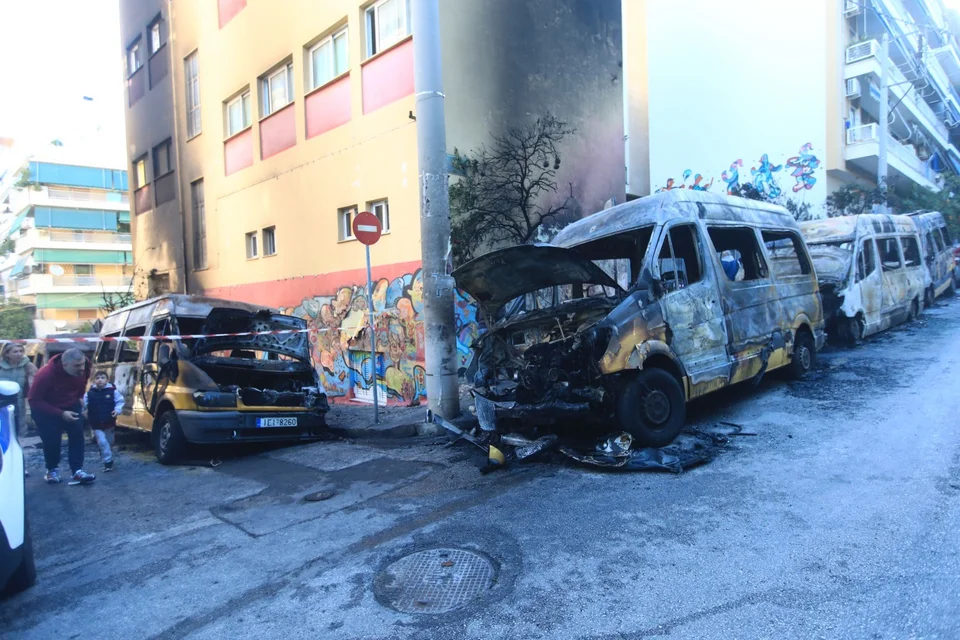 Εμπρηστική επίθεση σε οχήματα στου Ζωγράφου