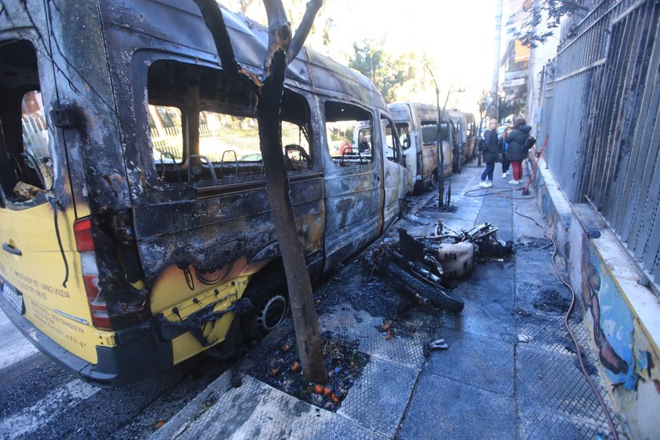 Εμπρηστική επίθεση σε οχήματα στου Ζωγράφου