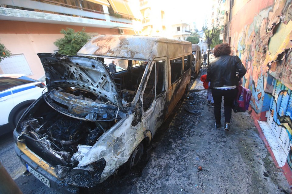 Εμπρηστική επίθεση σε οχήματα στου Ζωγράφου