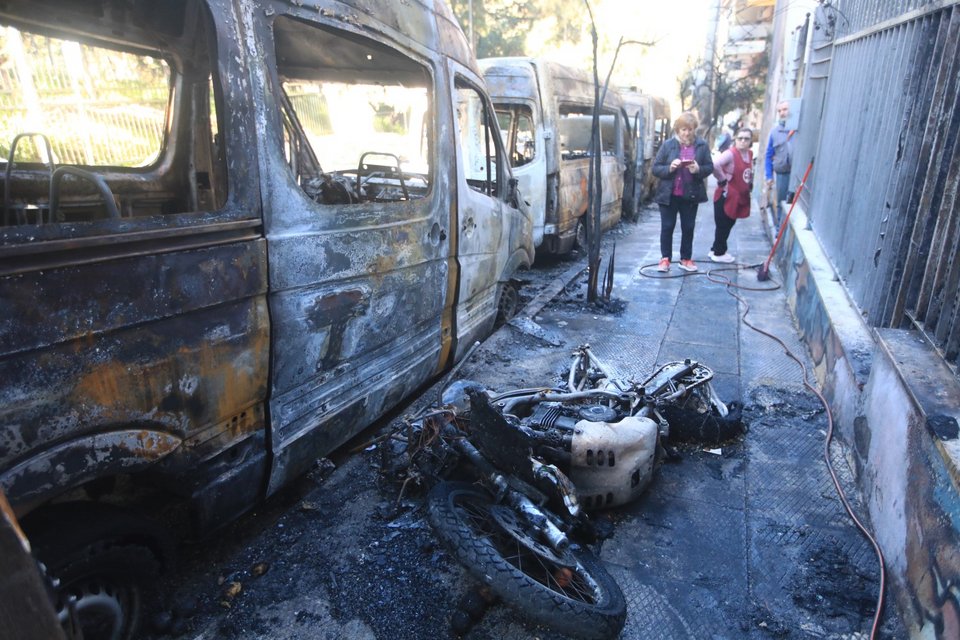 Εμπρηστική επίθεση σε οχήματα στου Ζωγράφου