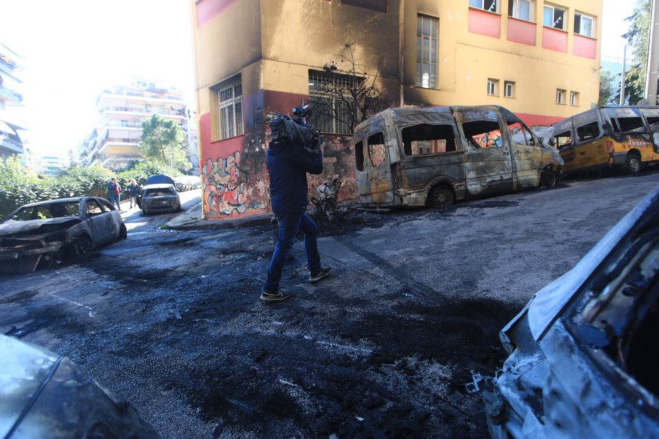Εμπρηστική επίθεση σε οχήματα στου Ζωγράφου