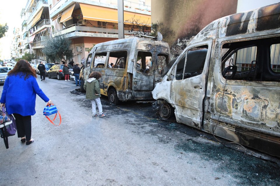Εμπρηστική επίθεση σε οχήματα στου Ζωγράφου