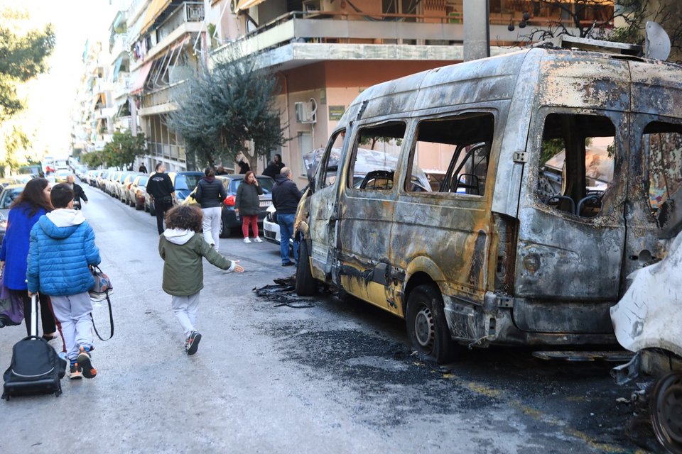Εμπρηστική επίθεση σε οχήματα στου Ζωγράφου
