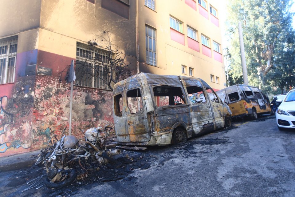 Εμπρηστική επίθεση σε οχήματα στου Ζωγράφου