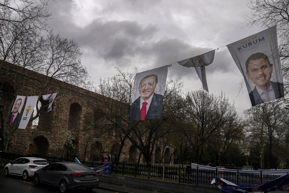 Πανό με τον Τούρκο πρόεδρο Ρετζέπ Ταγίπ Ερντογάν και τον υποψήφιο του κόμματος για την Κωνσταντινούπολη Μουράτ Κουρούμ