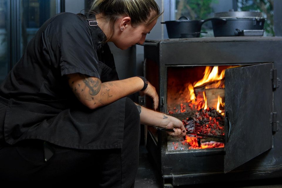 Το καπνιστήριο στο Fine Mess Smokehouse στο Κολωνάκι / Φωτογραφία: finemessbbq/Instagram