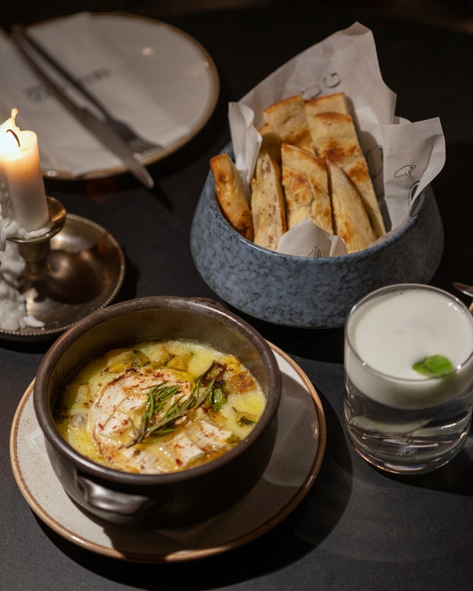 Το πήλινο με το camembert / Φωτογραφία: glug_glug_athens/Instagram