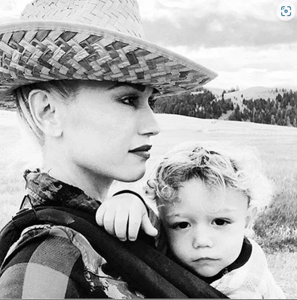 Η Gwen Stefani κρατά τον γιο της Apollo στην αγκαλιά της το 2015
