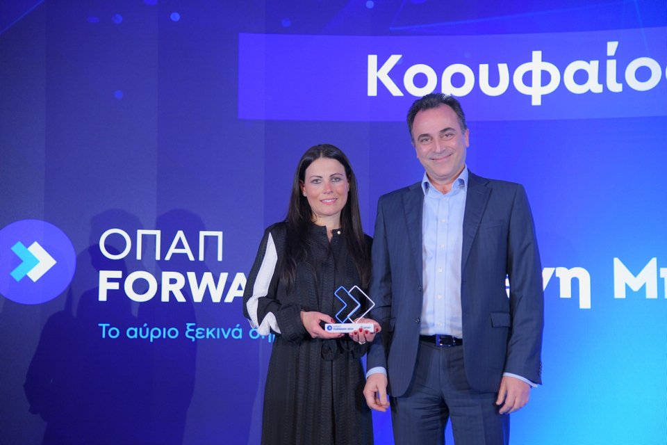 Ο Αντώνης Κύρκος, Digital & Strategy Officer, Group Executive Committee στο Group εταιρειών TITAN, και η Ελένη Μπαθιανάκη, Managing Partner στην Halcyon Equity Partners, η οποία βραβεύθηκε ως Καλύτερη Μέντορας του προγράμματος