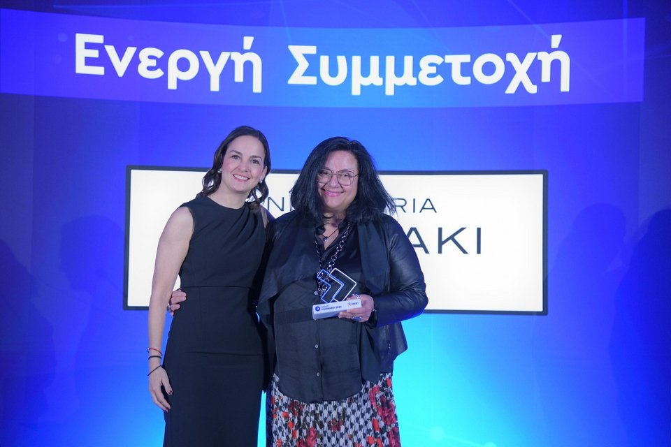 Η Αχίλλεια Κοντού, Chief People Officer ΟΠΑΠ, και η Γιούλα Καραθεοδωρή, Γενική Διευθύντρια της εταιρείας Άννα Μαρία Μαζαράκη, που βραβεύτηκε για την ενεργή συμμετοχή στο πρόγραμμα