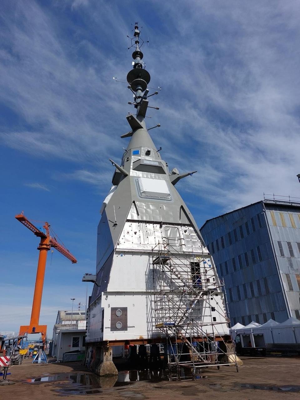 Ολοκληρώθηκε η συναρμολόγηση του ιστού PSIM της δεύτερης ελληνικής φρεγάτας Belharra «Νέαρχος» από τη Naval Group