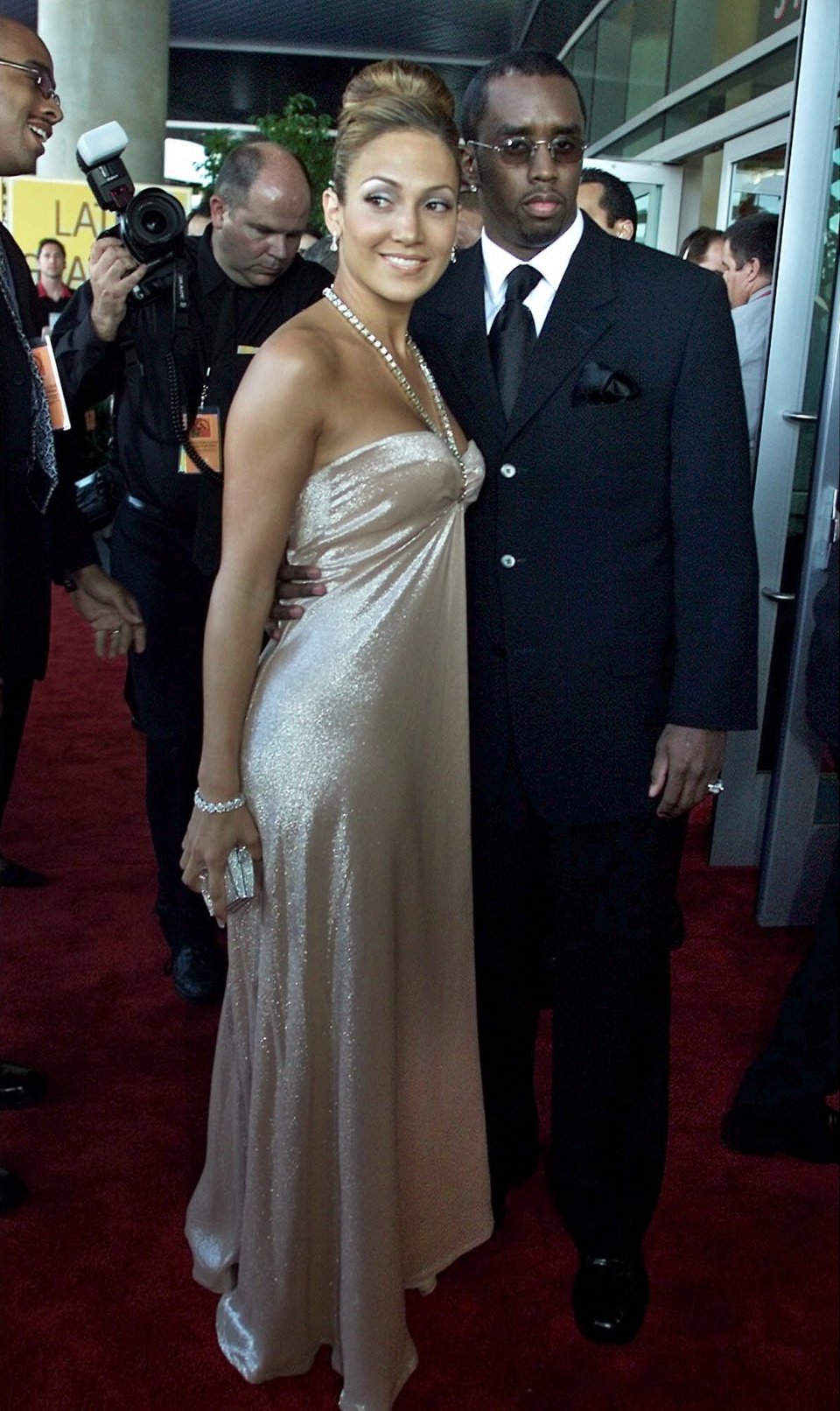Η Jennifer Lopez και ο Sean "Puffy" Combs φτάνουν για τα πρώτα ετήσια βραβεία Latin Grammy στο Λος Άντζελες, την Τετάρτη 13 Σεπτεμβρίου 2000