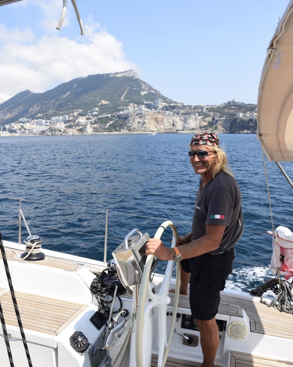 Ο 72χρονος καπετάνιος Μπένο Φρέι έπεσε σε σφοδρή θαλασσοταραχή με  ανέμους που έπνεαν με ταχύτητα 100χλμ/ώρα να σηκώνουν κύματα ύψους πέντε  μέτρων στις 14 Μαρτίου