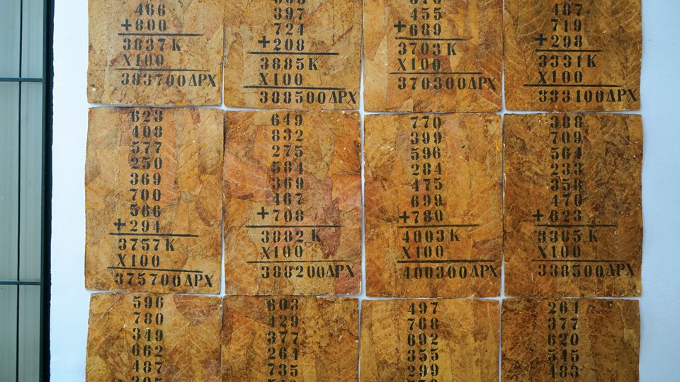 Πάνος Χαραλάμπους, Λογαριασμοί, 1994, 78 x 57 εκ., μικτή τεχνική σε φύλλα καπνού, Παραχώρηση της CITRONNE Gallery