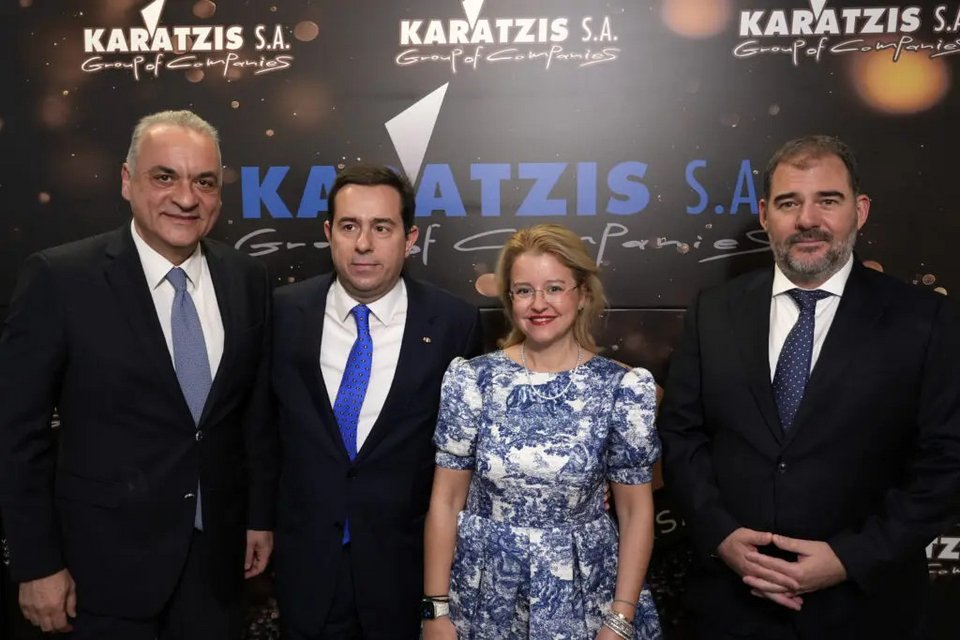 (από αριστερά) Ο Ευρωβουλευτής ΝΔ, κ. Μανώλης Κεφαλογιάννης, ο βουλευτής Χίου ΝΔ κ. Νότης Μηταράκης, η κ. Μαρία Δουρίδα – Μηταράκη και ο Πρόεδρος και CEO του ομίλου Καράτζη, κ. Αντώνης Καράτζης