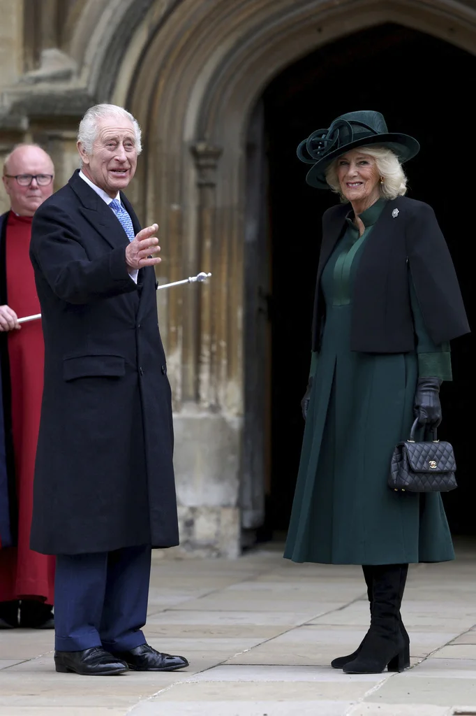 Ο βασιλιάς Κάρολος και η βασίλισσα Καμίλα φτάνουν για να παρακολουθήσουν την πασχαλινή λειτουργία στο παρεκκλήσι του Αγίου Γεωργίου 