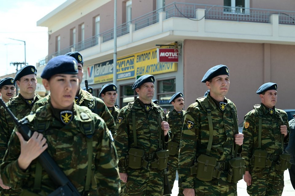 Στέφανος Κασσελάκης φαντάρος στη Θήβα παρελαύνει