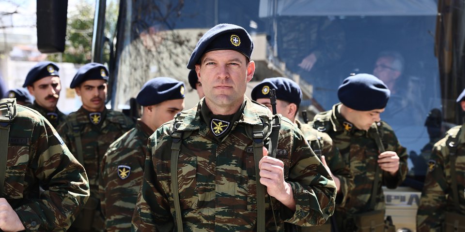 Ο Στέφανος Κασσελάκης παρελαύνει στη Θήβα -Φωτογραφία: ΤΑΤΙΑΝΑ ΜΠΟΛΑΡΗ/EUROKINISSI