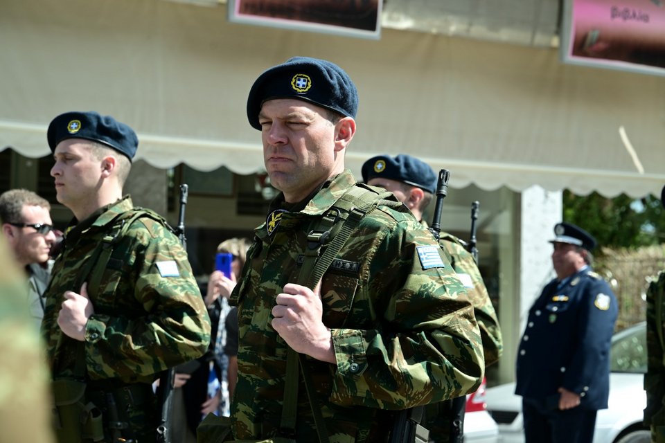 Στέφανος Κασσελάκης φαντάρος στη Θήβα παρελαύνει