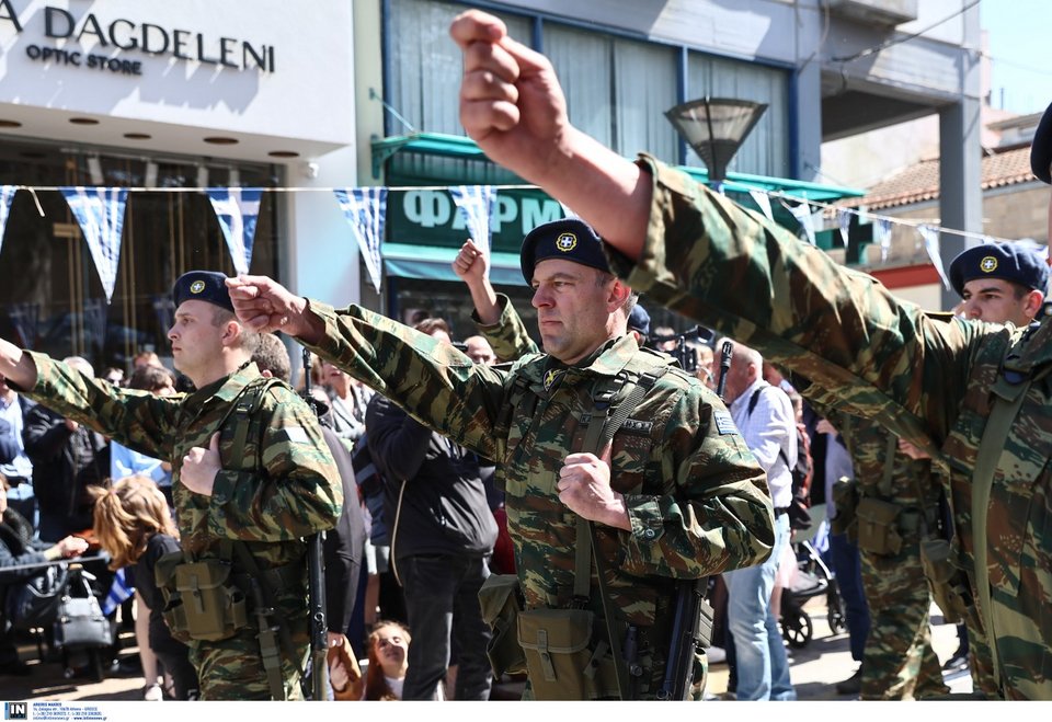 Ο Στέφανος Κασσελάκης παρελαύνει στη Θήβα -Φωτογραφία: Intimenews/ΛΙΑΚΟΣ ΓΙΑΝΝΗΣ
