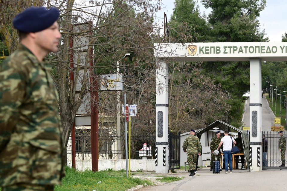 Ο Στέφανος Κασσελάκης στην πύλη του στρατοπέδου στη Θήβα / Φωτογραφία: ΜΙΧΑΛΗΣ ΚΑΡΑΓΙΑΝΝΗΣ/EUROKINISSI