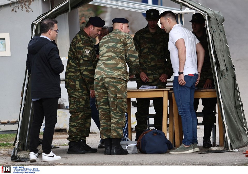 Ο Στ. Κασσελάκης στην πύλη του στρατοπέδου στη Θήβα / Φωτογραφία: Intimenews/ΛΙΑΚΟΣ ΓΙΑΝΝΗΣ
