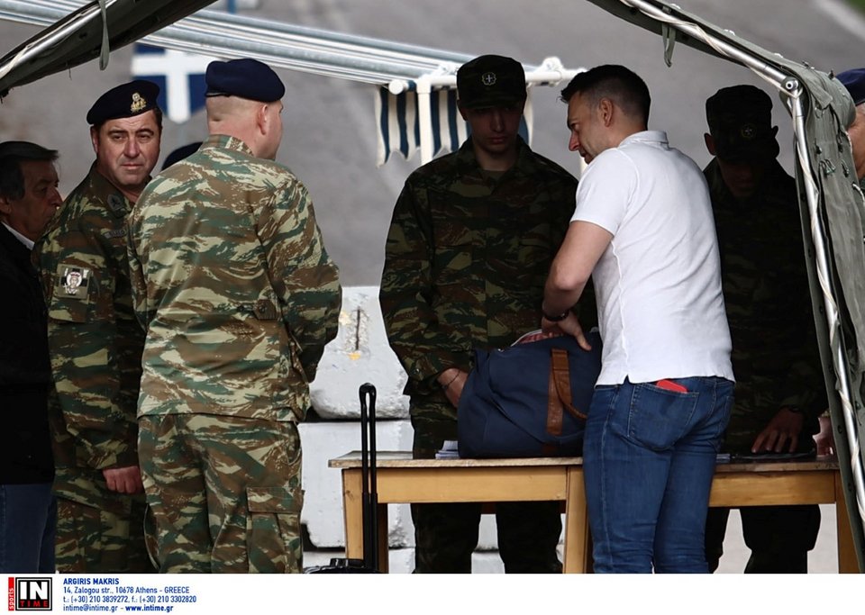 Ο Στ. Κασσελάκης στην πύλη του στρατοπέδου στη Θήβα / Φωτογραφία: Intimenews/ΛΙΑΚΟΣ ΓΙΑΝΝΗΣ