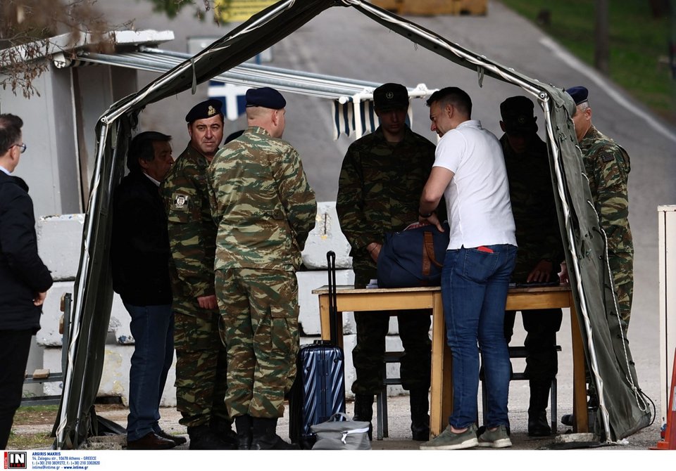 Ο Στ. Κασσελάκης στην πύλη του στρατοπέδου στη Θήβα / Φωτογραφία: Intimenews/ΛΙΑΚΟΣ ΓΙΑΝΝΗΣ
