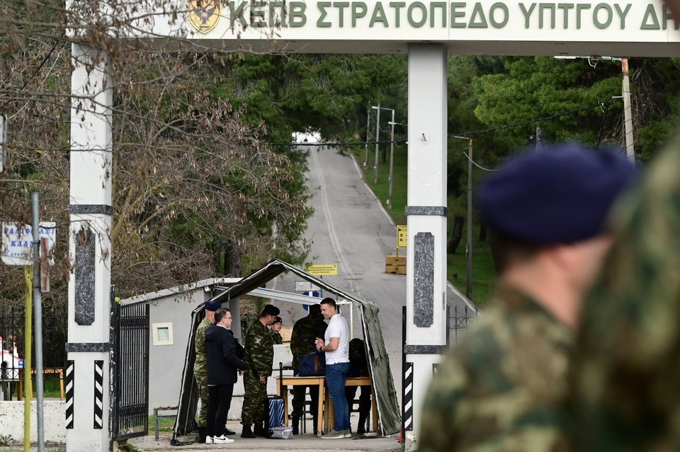 Ο Στέφανος Κασσελάκης στην πύλη του στρατοπέδου στη Θήβα / Φωτογραφία: ΜΙΧΑΛΗΣ ΚΑΡΑΓΙΑΝΝΗΣ/EUROKINISSI