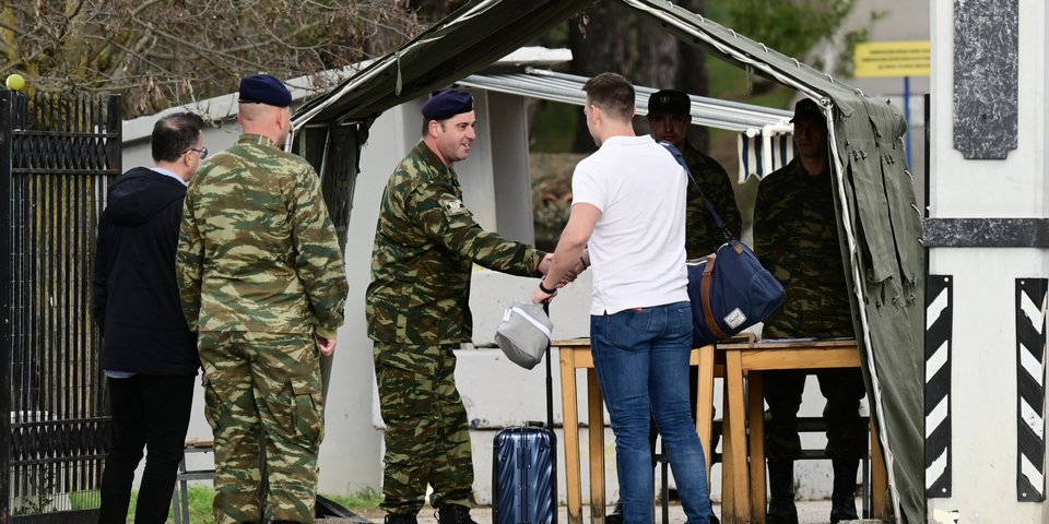 Ο Στέφανος Κασσελάκης στην πύλη του στρατοπέδου στη Θήβα / Φωτογραφία: ΜΙΧΑΛΗΣ ΚΑΡΑΓΙΑΝΝΗΣ/EUROKINISSI
