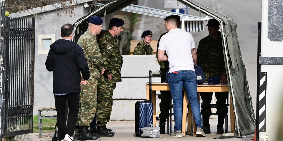 Ο Στέφανος Κασσελάκης στην πύλη του στρατοπέδου στη Θήβα / Φωτογραφία: ΜΙΧΑΛΗΣ ΚΑΡΑΓΙΑΝΝΗΣ/EUROKINISSI