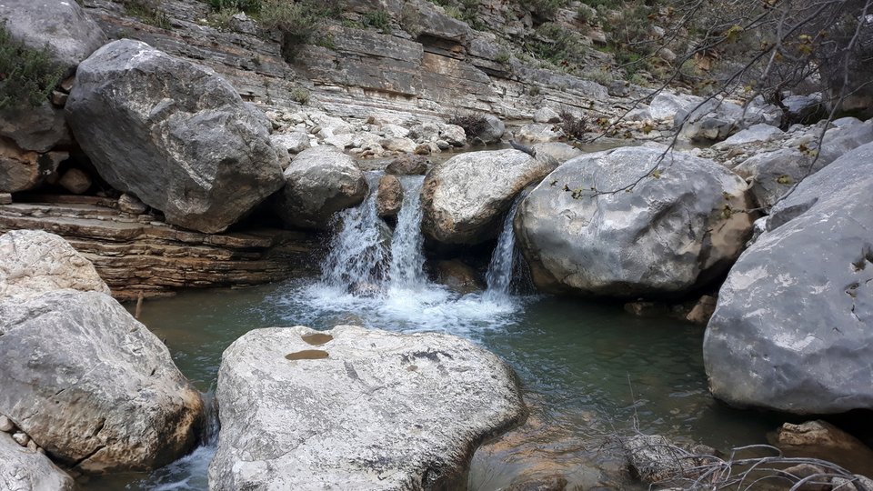 Τρεχούμενα νερά στο φαράγγι του Παλαιορόλακα στην Αιτωλοακαρνανία