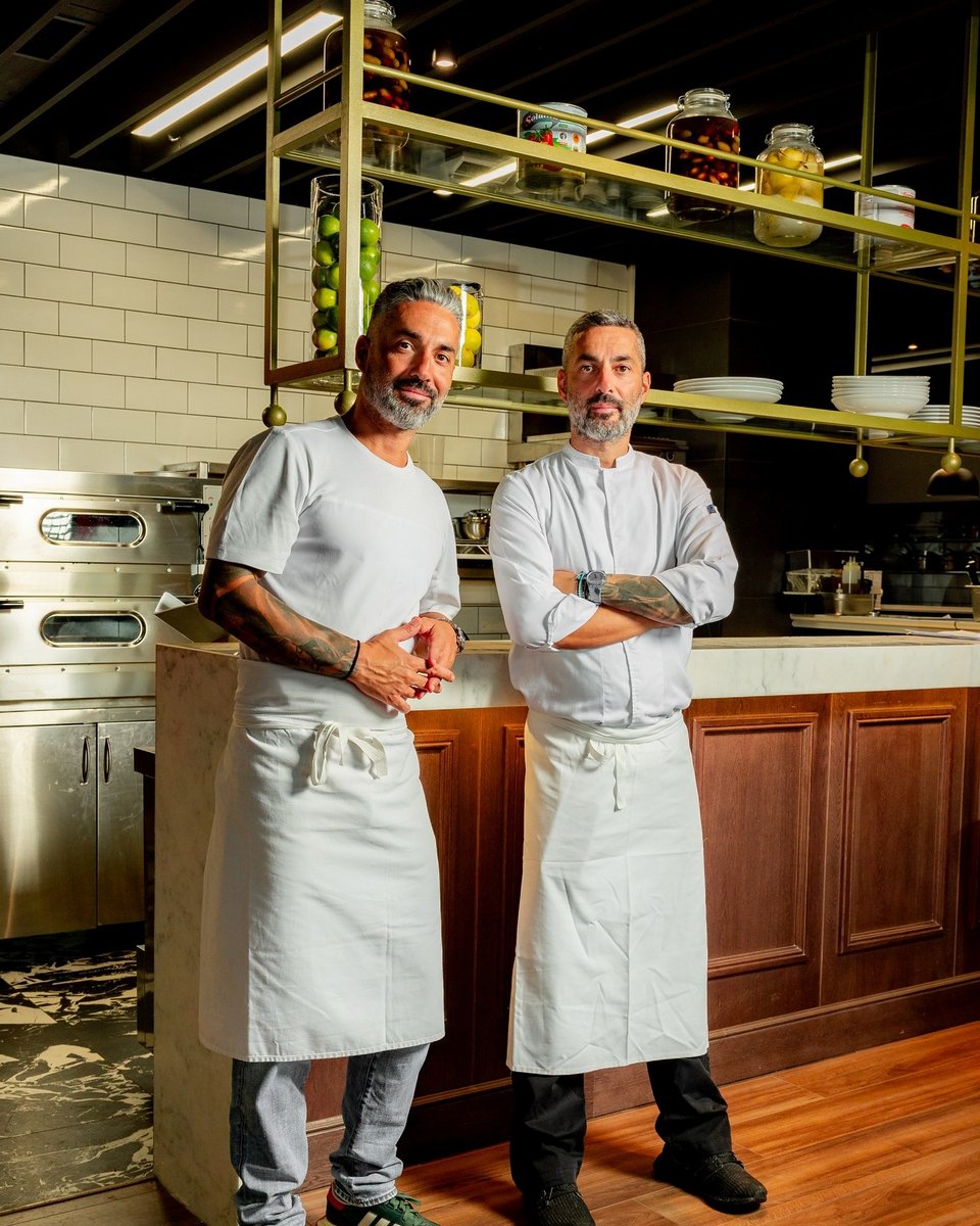 O executive chef του Lolita's, Δημήτρης Σταμούδης (δεξιά), και ο ο αδερφός του, o pastry chef Θανάσης Σταμούδης (αριστερά) / Φωτογραφία: lolitas.athens/Instagram