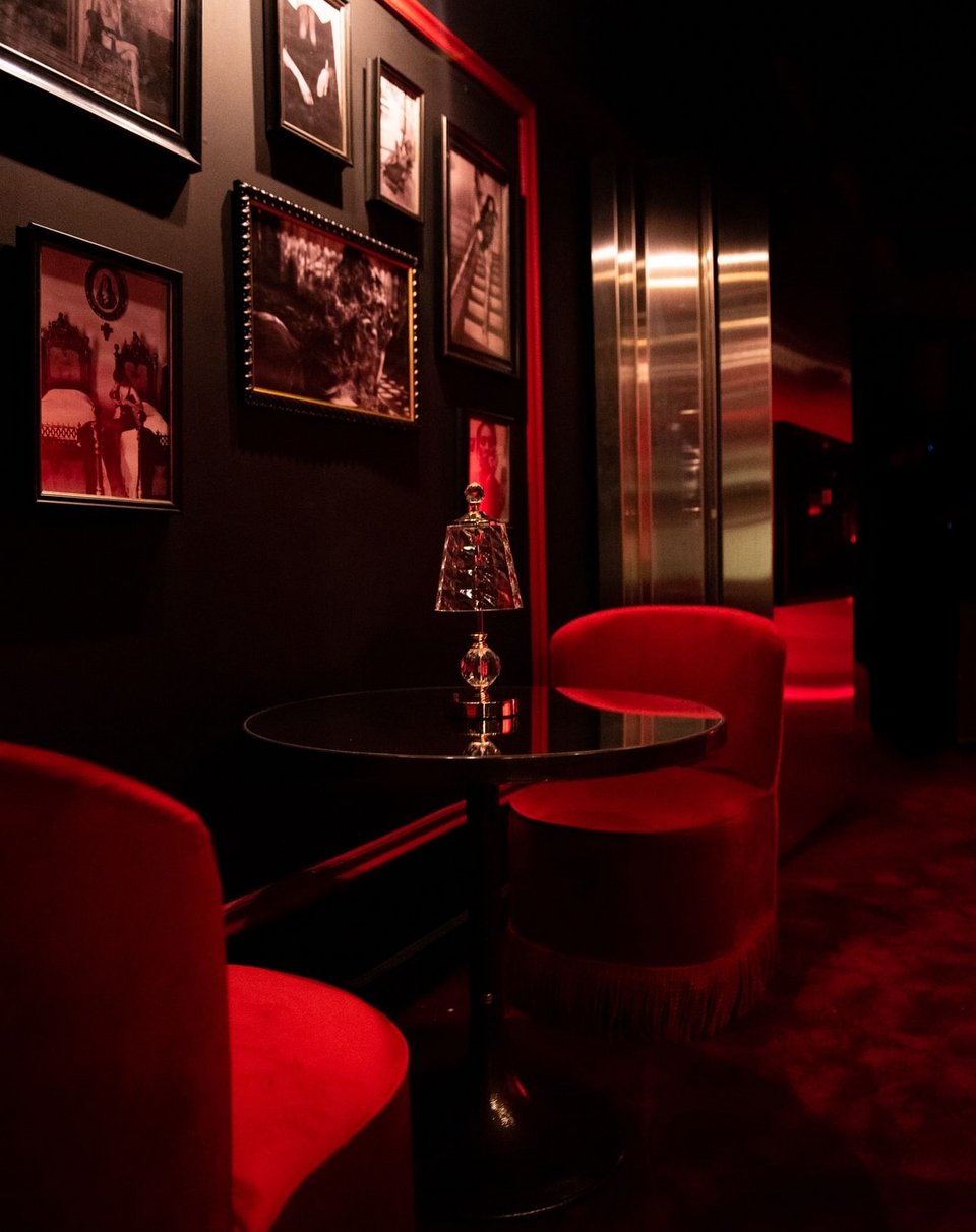 Γωνιά στο υπόγειο καμπαρέ Salon Rouge / Φωτογραφία: lolitas.athens/Instagram