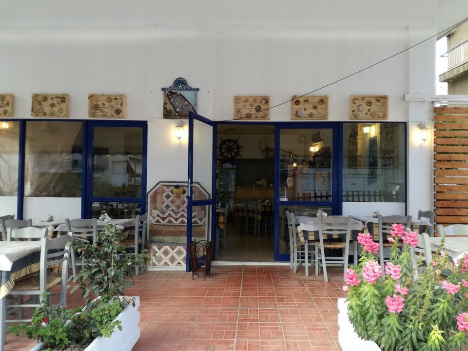 Άποψη της συνοικιακής ψαροταβέρνας στον Άγιο Δημήτριο