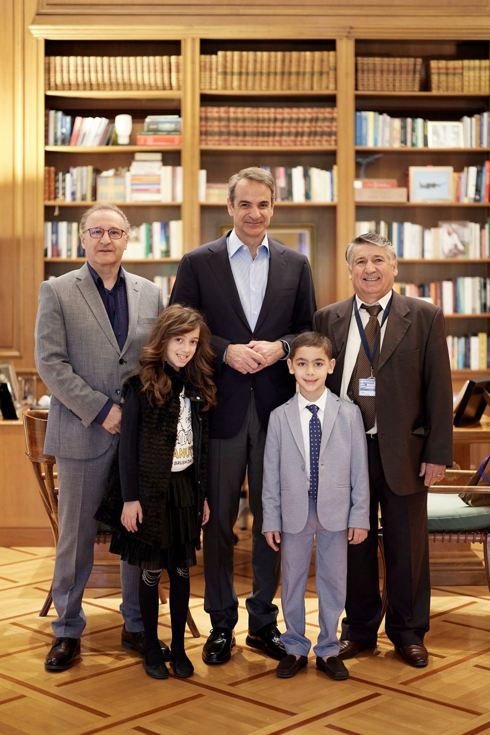 Ο μικρός Μάξιμος με την αδελφή του Αλεξία στο Μαξίμου με τον Κυριάκο Μητσοτάκη