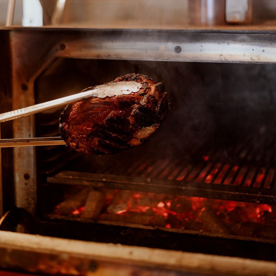 To κρέας βγαίνει από τον φούρνο josper καπνισμένο / Φωτογραφία: monk.gastrobar/Instagram