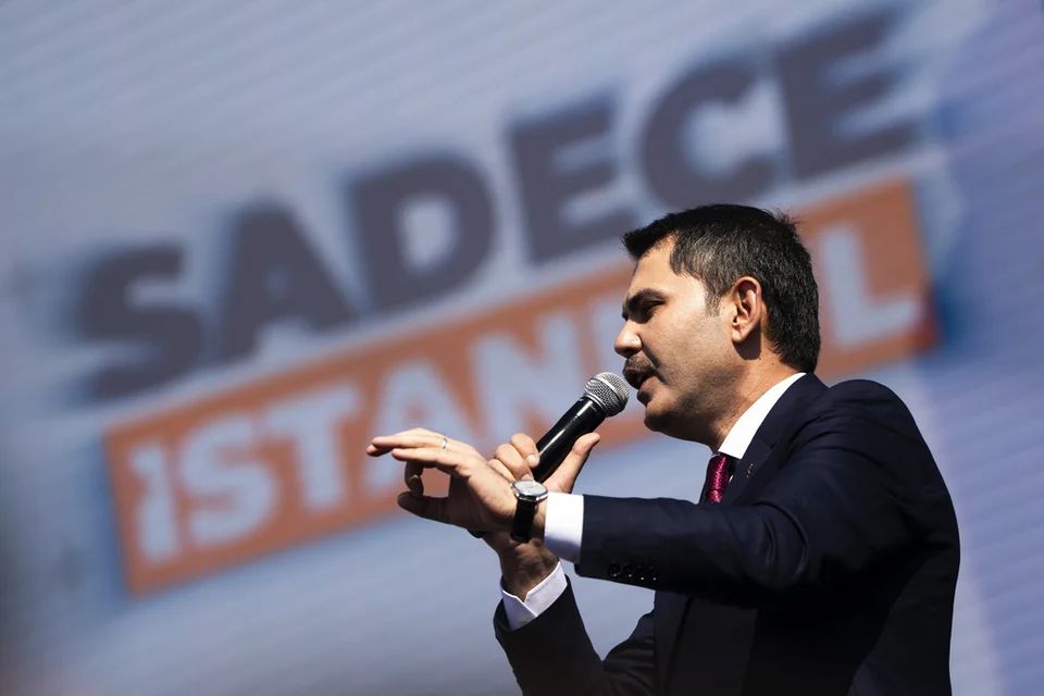 Ο υποψήφιος του Κόμματος Δικαιοσύνης και Ανάπτυξης (AKP) για την Κωνσταντινούπολη, Μουράτ Κουρούμ, απευθύνεται σε υποστηρικτές του κατά τη διάρκεια προεκλογικής συγκέντρωσης πριν από τις δημοτικές εκλογές σε εθνικό επίπεδο, στην Κωνσταντινούπολη