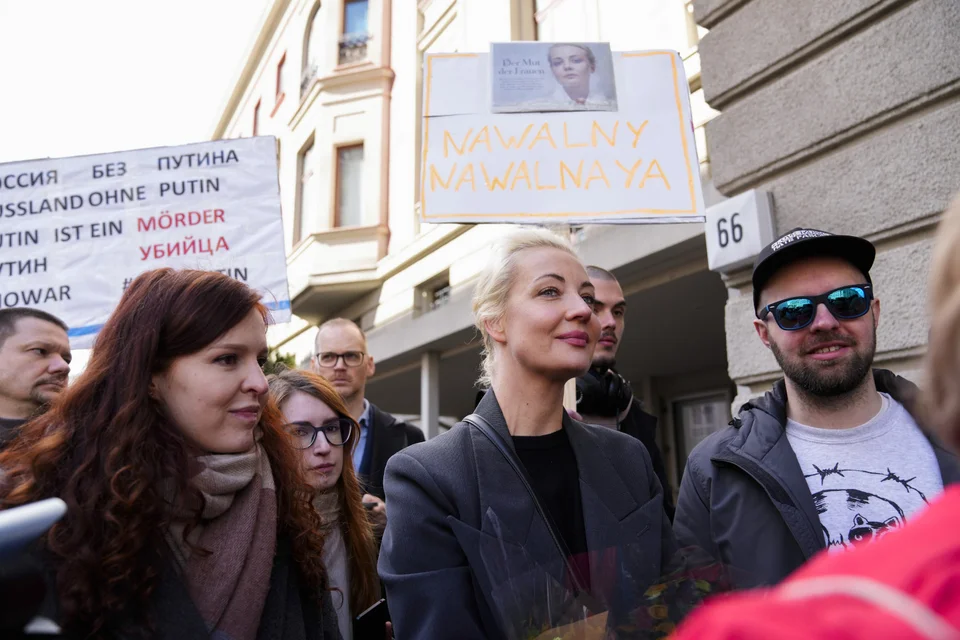 Η Γιούλια Ναβάλναγια δίπλα στην ρωσική πρεσβεία στο Βερολίνο
