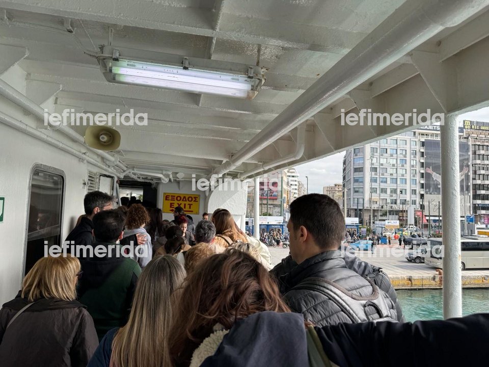 Ταλαιπωρία για επιβάτες του πλοίου Απόλλων που ταξίδευαν για Αίγινα -Φωτογραφία: iefimerida.gr